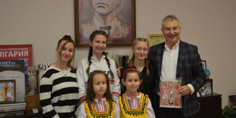 Десетки деца гостуваха на кмета за празника на Баба Марта