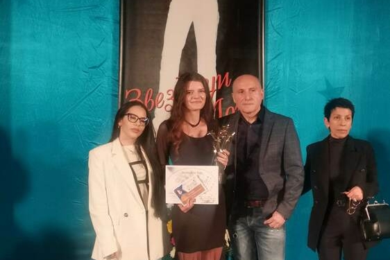 Млада певица от Монтана спечели голямата награда от конкурса „Звездици за Лора“
