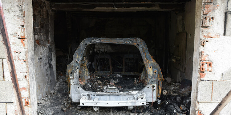 Кола в гараж е запалена през нощта в Берковица