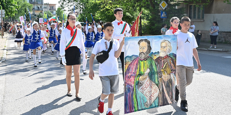 С шествие, концерт и награждаване на културни дейци в Берковица отбелязаха 24 май