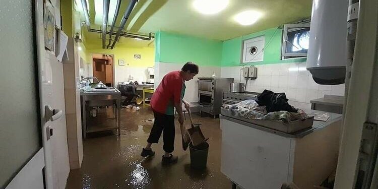 Дезинфекция на засегнатите от наводненията обекти започна в Берковица