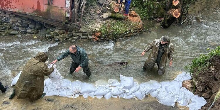 В Берковица са раздадени по 20 чувала пясък на пострадалите домакинства заради очакваните нови валежи