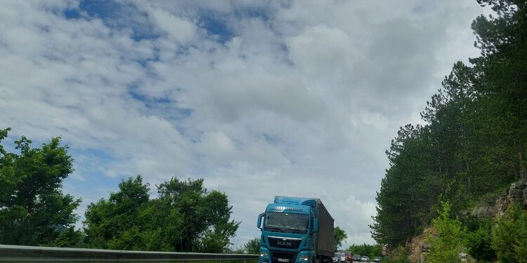 Възстановено е движението за камиони през прохода Петрохан в посока София