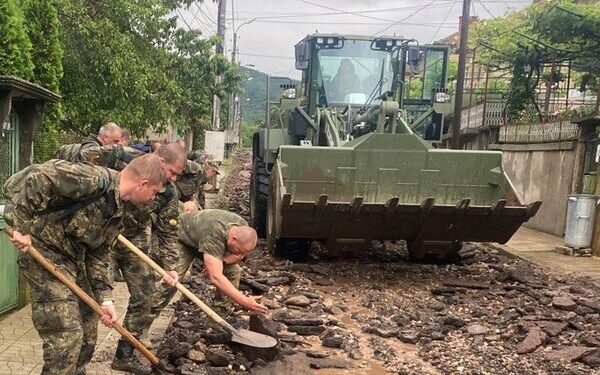 Военнослужещи от Сухопътните войски и днес оказват помощ на жителите на Берковица, за да се справят с щетите от проливните дъждове