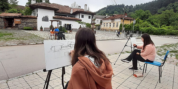 Деца рисуват на открито забележителностите на Берковица в първи детски пленер в града