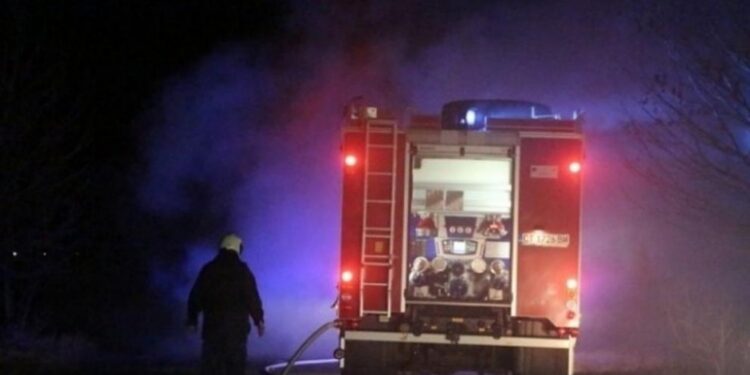 Голям пожар бушува в ромската махала на Монтана, 10 кокошки паднаха жертви