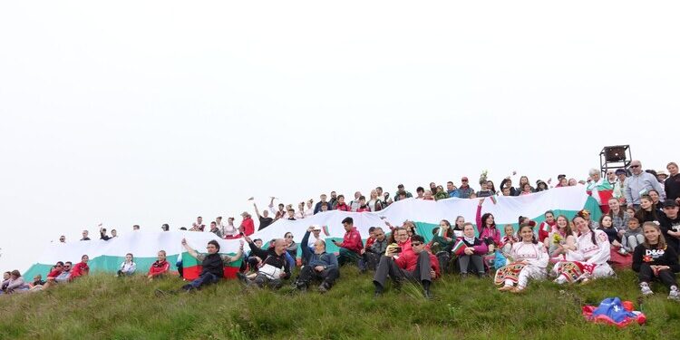 Над 100 души се изкачиха на връх Ком в Стара планина в туристически поход „По стъпките на Вазов“