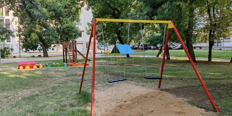Възстановена е детската площадка пред ж.к. "Арвора". 
 Желаем весели игри на мал...