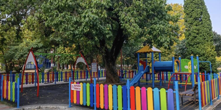 Готова е и детската площадка пред х-л "Огоста". Подменена е оградата с нова, съо...