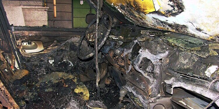 Луксозен автомобил е бил запален и е напълно изгорял в Монтана