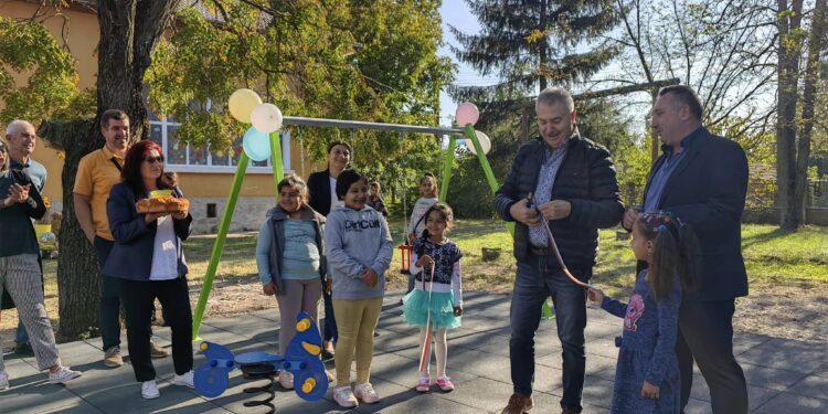 Днес в село Безденица бе открита новата детска площадка, която децата с нетърпен...