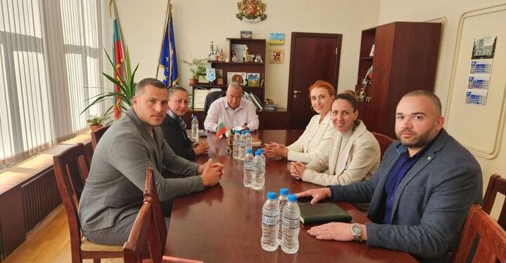 Областният управител проведе среща  с депутат от ПП-ДБ и кандидати  за кметове о...