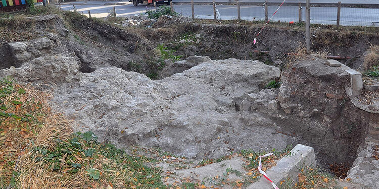 site.btaБронзов нагръден кръст от времето на Цар Симеон Велики е намерен при разкопки в античната крепост Алмус в Лом