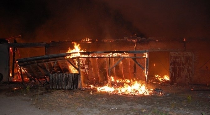 Огнен ад! Голям пожар бушува в Монтана, изгоряха 50 зайци и кола