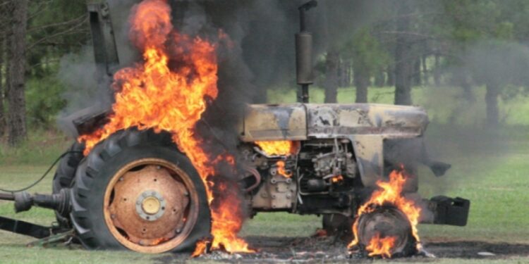 Барака и трактор изгоряха при пожар в Лом