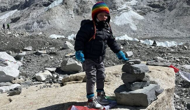 Двегодишно момче стигна базовия лагер на Еверест в раница