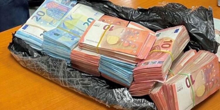 Ченгета открили близо 10 хил. евро в дома, където се укривал международно издирваният бандит в Лом