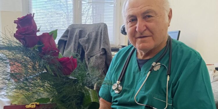 Д р Първан Кръстев от отделението по педиатрия навърши 80 години