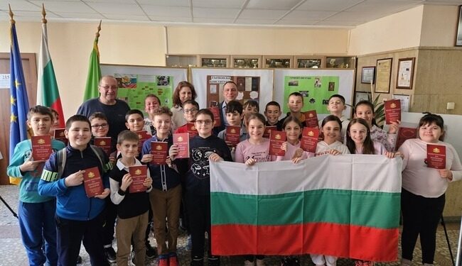 Деца от Берковица откриха изложба за Търновската конституция