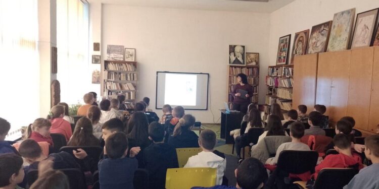 Ученици от ОУ Иван Вазов разглеждат наследството на Васил Левски в Регионална библиотека Гео Милев