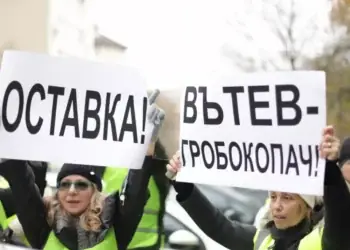 Земеделците продължават с протестите, искат оставката на Кирил Вътев