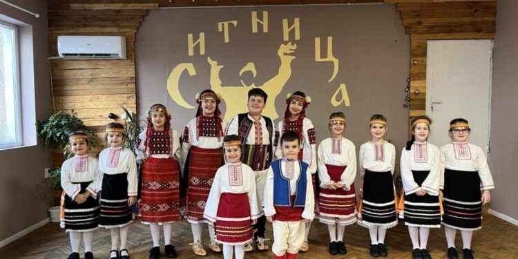 Децата от ФА „Ситница“ спечелиха награди на фестивала „Като жива вода“ в Суворово