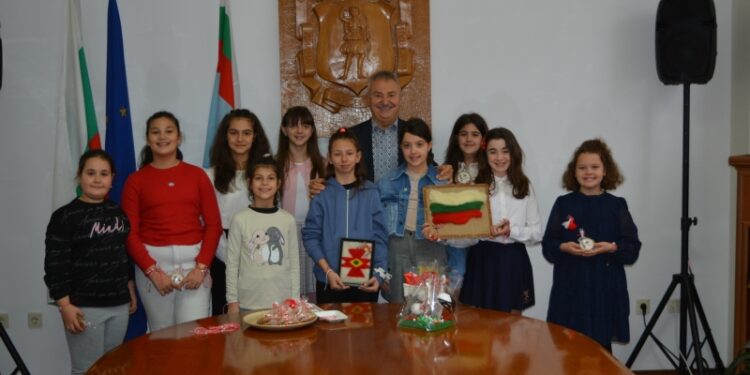 Малки пратеници на Баба Марта поздравиха Златко Живков