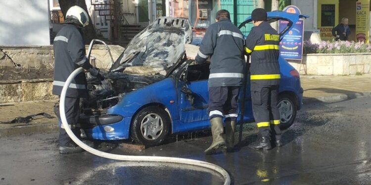 Огнен ад! Кола пламна в движение на изхода на Берковица