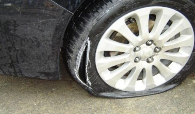 Полицаи търсят бандит, срязал гумите на колата на младеж от София във Вършец