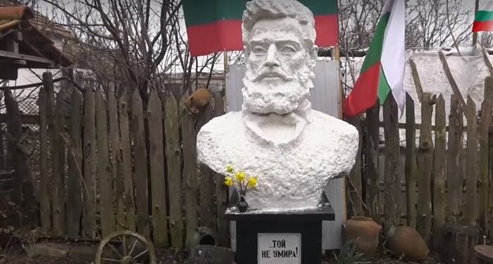 Семейство вдигна паметник на Ботев в двора на къщата си в село Расово