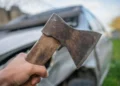 Агресивен инцидент в Лом: Мъж атакува автомобил с брадва Montana Live TV