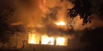 Опустошителен пожар в Берковица: Огнеборци борят огъня, няма пострадали Montana Live TV