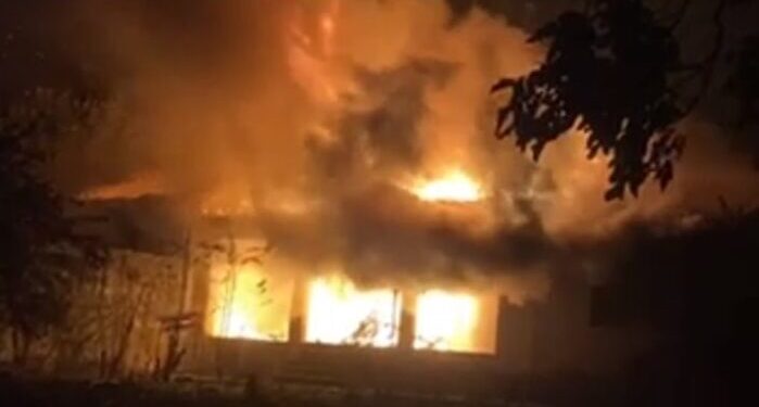 Опустошителен пожар в Берковица: Огнеборци борят огъня, няма пострадали - Montana Live TV