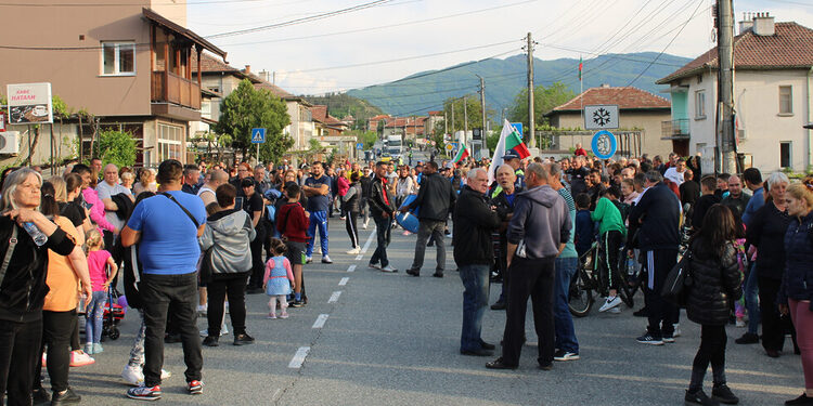 Жителите на село Бързия излязоха на протест срещу намеренията на АПИ да пусне ТИР-ове през Петрохан - Montana Live TV