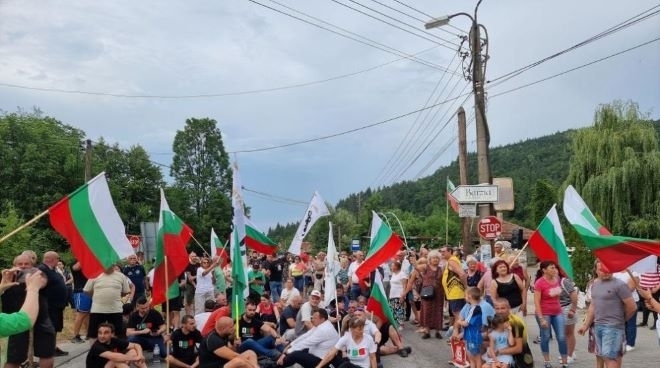 Протестите срещу тежкотоварния трафик през прохода "Петрохан" продължават за пети път този месец - Montana Live TV