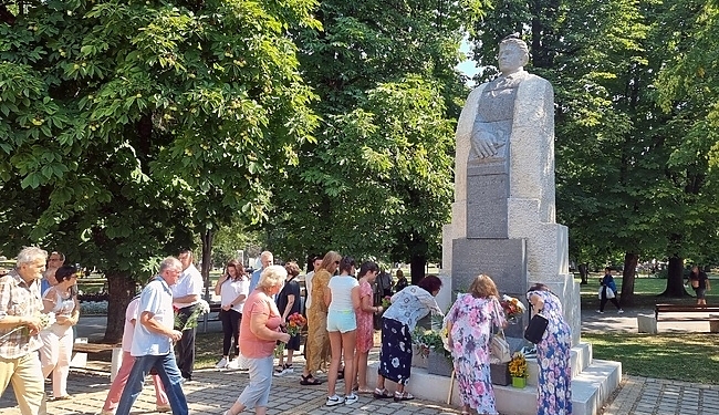 Ден преди датата за рожденият ден на Апостола, поднесоха венци на паметника в Монтана - Montana Live TV