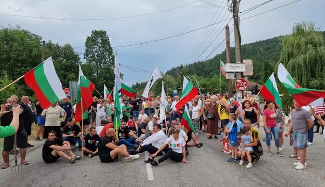 Обявяват нови протести срещу преминаването на ТИР-ове през прохода "Петрохан"