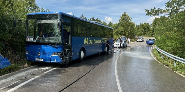 Внимание! Тежка катастрофа с монтански автобус и кола блокира пътя между селата Паволче и Челопек /снимки/ - Montana Live TV