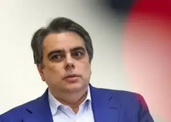 Асен Василев подкрепя призивите за отстраняване на Калин Стоянов и призовава за бързо възстановяване на парламента