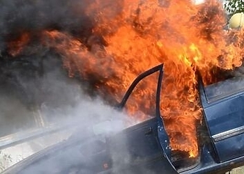Пламнала в движение кола беше спасена от пожарникари в Монтана