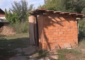 Липсата на канализация в села като Крива бара създава тежки условия за местните жители /видео/