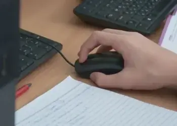 След сигнали за проблеми при електронния изпит в 9. клас, МОН обяви допълнителна дата за желаещите ученици