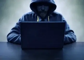 Мъж изнудва жена за пари след получаване на интимни снимки във Facebook