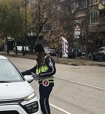 Пътни полицаи раздаваха на водачи на МПС листовки със съвети за безопасно шофиране през предстоящия зимен сезон - Montana Live TV