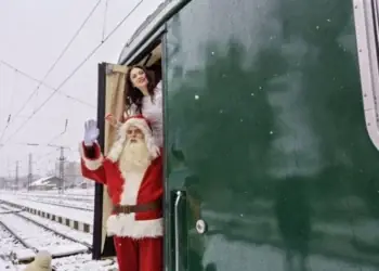 Коледен влак с ретро парен локомотив зарадва деца в Горна Оряховица и Плевен