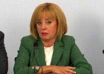 Мая Манолова подари противогаз на кмета на Шумен