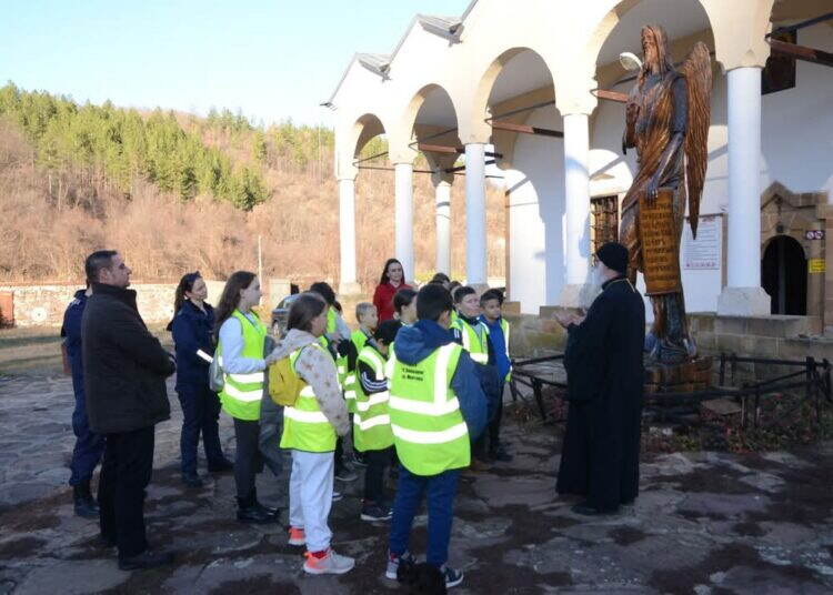 Ученици от Детското полицейско управление в Монтана посетиха Лопушанския манастир /снимки/
