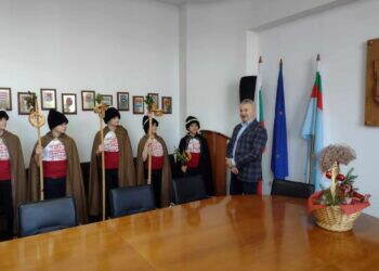 Коледари благословиха кмета на Монтана за здраве и берекет
