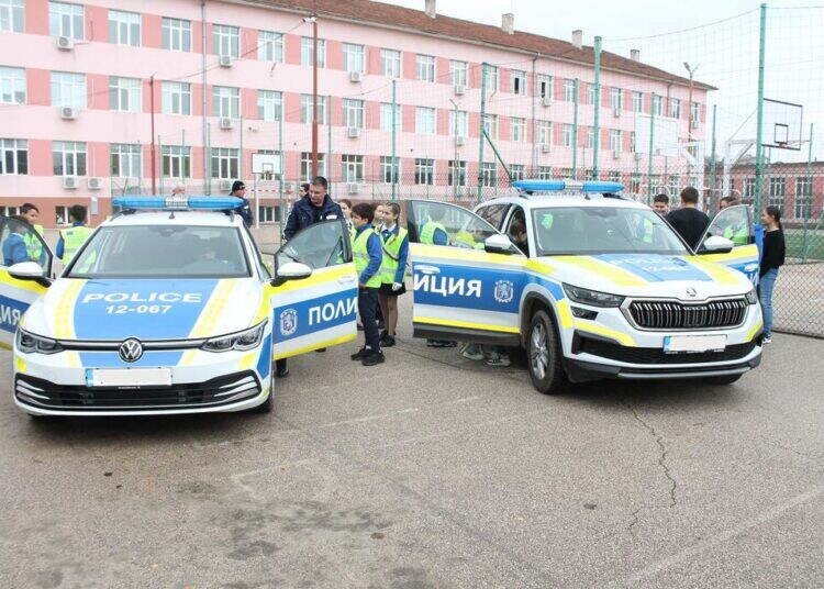 Новосъздадени Детски полицейски управления в Лом: 46 ученици положиха клетва /снимки/
