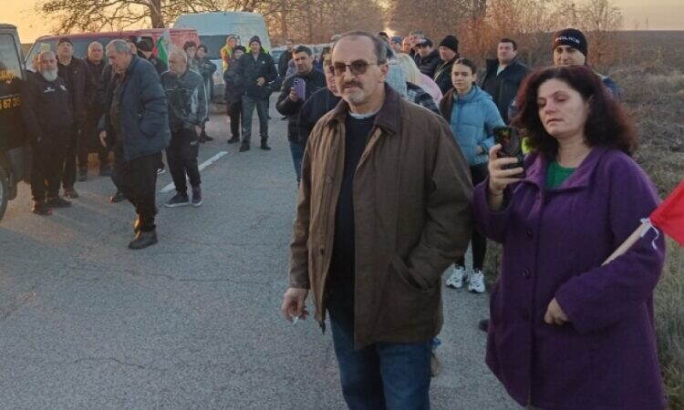 Протестиращи затвориха пътя Козлодуй-Лом с искания за спешен ремонт /снимки/